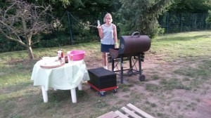 Initiatorin Jutta Strehl am Grill.