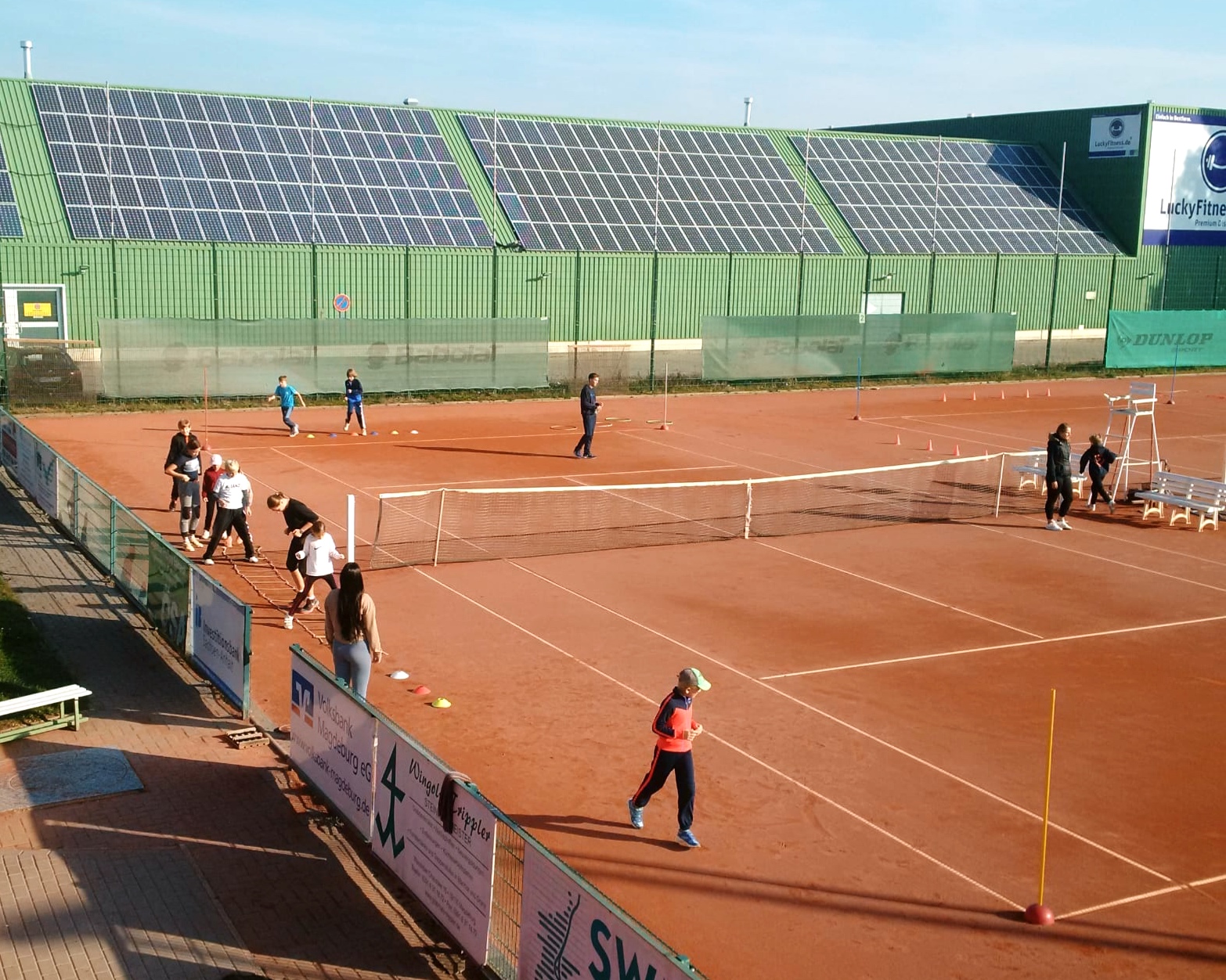 Goldener Oktober sorgt für Tennis unter freiem Himmel beim Ballplanet Herbstcamp auf unserer Anlage
