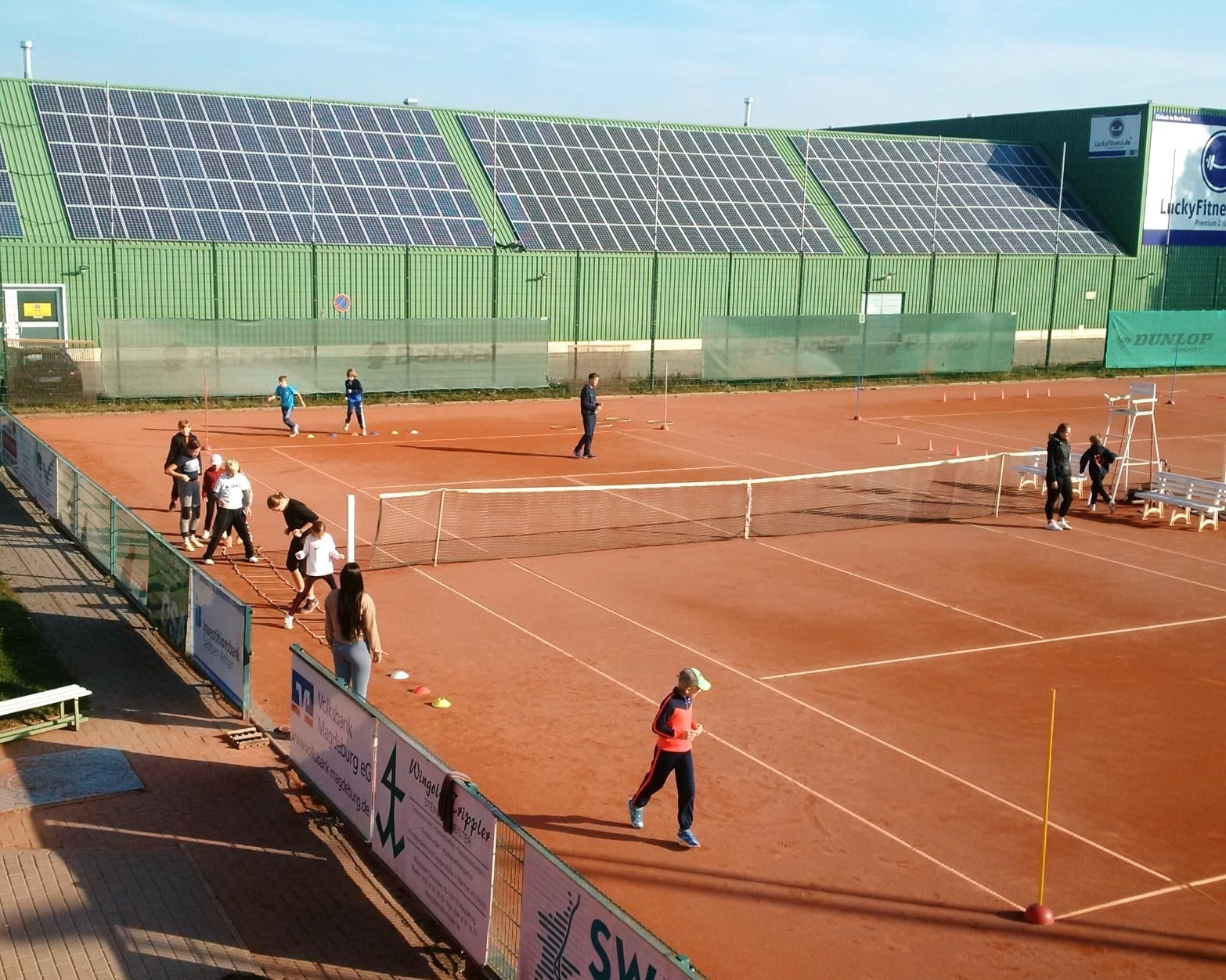 Goldener Oktober sorgt für Tennis unter freiem Himmel beim Ballplanet Herbstcamp auf der Tennisanlage des 1. TC Magdeburg