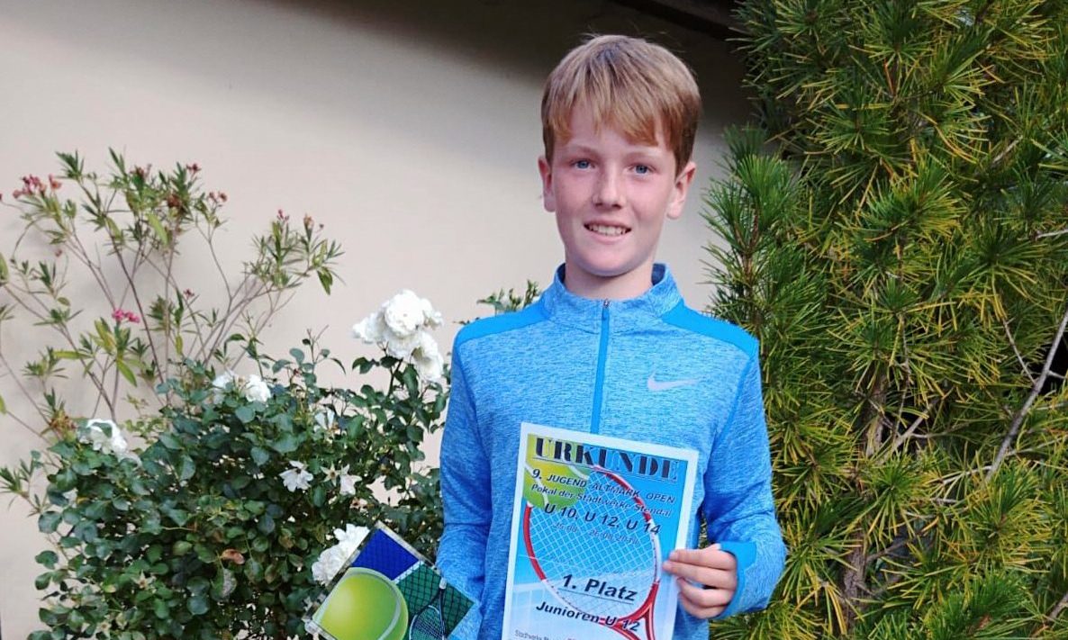 Hannes Stephanik aus unserem TCM-Junior-Team feiert seinen ersten großen Titel Hannes Stephanik aus unserem TCM-Junior-Team feiert seinen ersten großen Titel