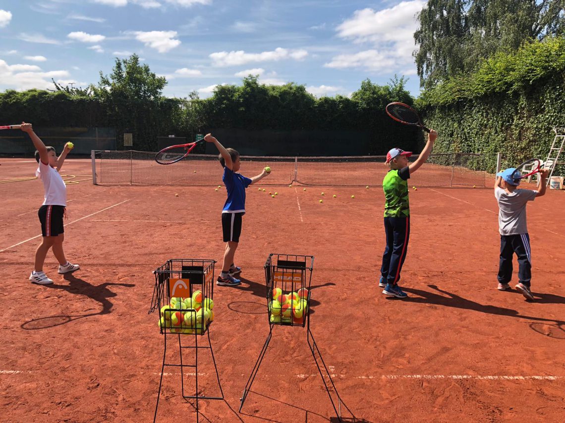 Perfekter Start in die Sommerferien - 35 tennisbegeisterte Spielerinnen und Spieler beim 1. Ballplanet Sommercamp aktiv