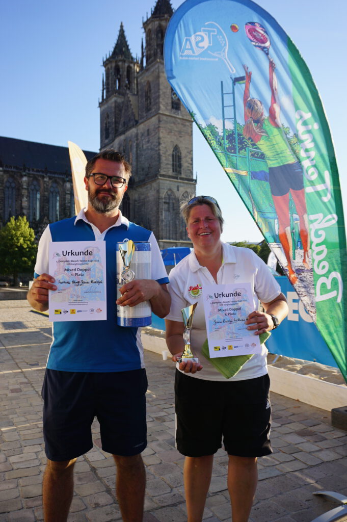 Siegertreppchen für TCM-Mixed-Doppel beim 1. Domplatz-Beach-Tennis-Cup 2022