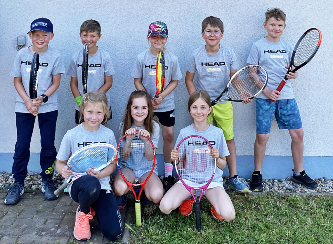 Willkommen im 1. TCM Junior Team! Bei uns erhalten alle jungen Tennisspieler intensive Unterstützung und Förderung für Erfolge auf dem Platz und bei Turnieren. Werde Teil unseres Teams und erlebe eine lehrreiche und spaßige Zeit auf dem Tennisplatz!