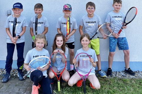Willkommen im 1. TCM Junior Team! Bei uns erhalten alle jungen Tennisspieler intensive Unterstützung und Förderung für Erfolge auf dem Platz und bei Turnieren. Werde Teil unseres Teams und erlebe eine lehrreiche und spaßige Zeit auf dem Tennisplatz!