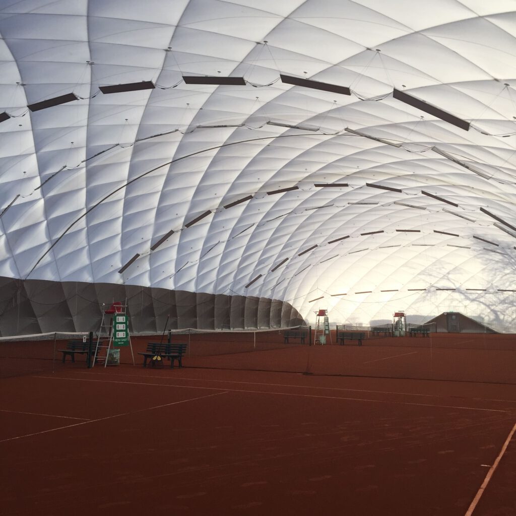 Tennistraglufthalle mit 4 Sandplätzen für die Wintersaison in Magdeburg. Entdecken Sie erschwingliche Preise für Punktspiele oder Freizeitspiele. Ideale Tennisumgebung für alle Spielstärken. Mit dem Online-Platzbuchungssystem bequem die Tennisplätze buchen.